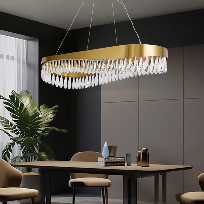 kaitlynglossy-chandelier-lifestyle-1.webp
