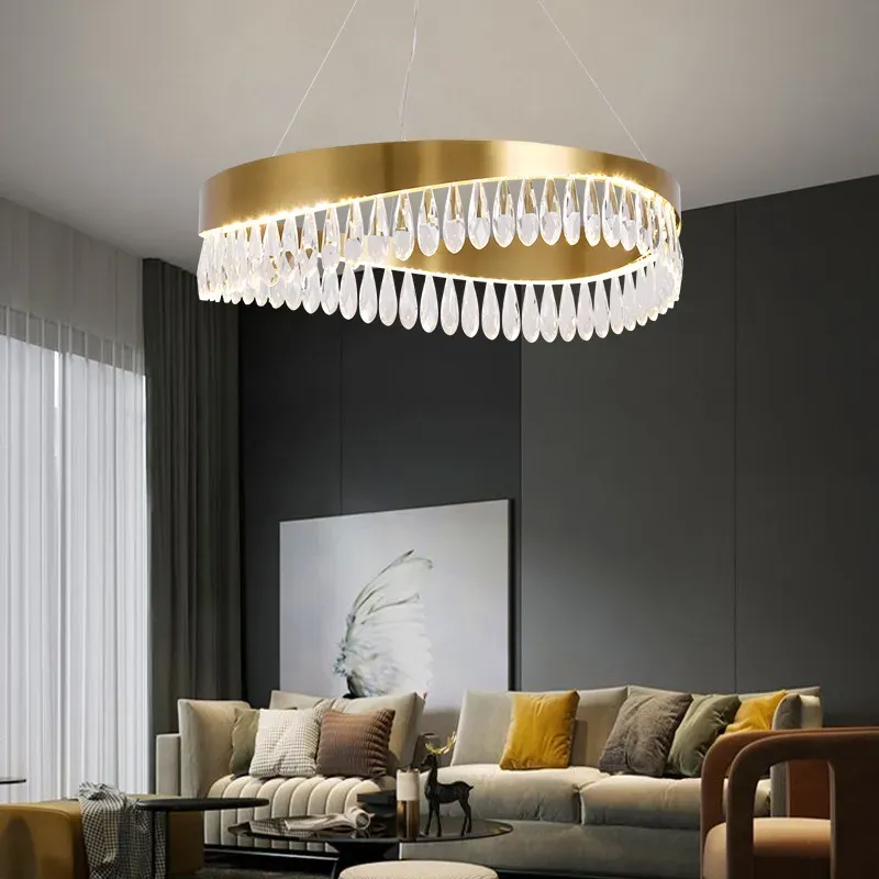 kaitlynglossy-chandelier-lifestyle-2.webp
