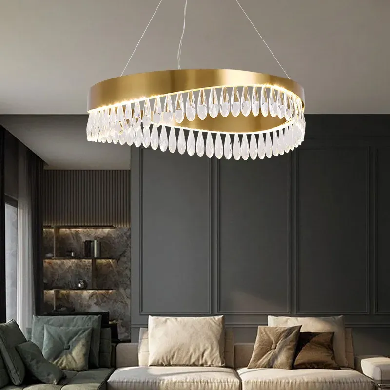 kaitlynglossy-chandelier-lifestyle-3.webp